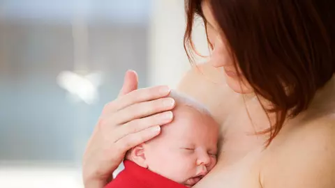 Alăptarea – cum stimulezi bebeluşul să sugă