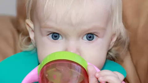 Cum treci de la biberon la cănuță