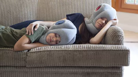 Invenție pentru copiii obosiți: gluga-pernă