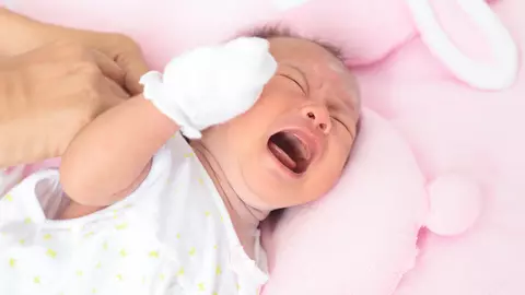 Bebe plânge: cum îl linişteşti?