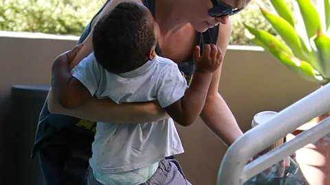 Charlize Theron nu se menajează după operație 