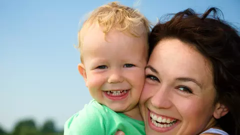 Mame de băieţi: cât de mult îşi iubesc ''puii''?