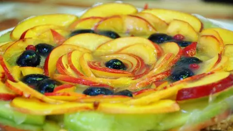 Tartă cu fructe - o reţetă raw vegan pentru orice sezon