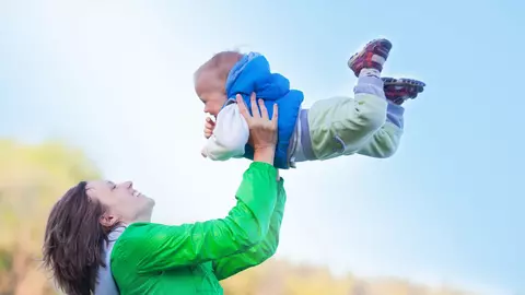 FAMO organizează prima conferință a părinților singuri 