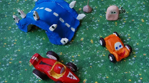 Creativ: Cum să faci mașinute din lut