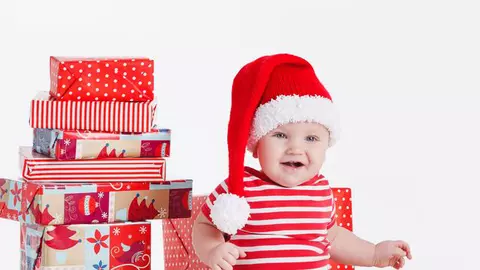 Primul Crăciun cu bebelușul: îi cumpărăm cadou sau nu?