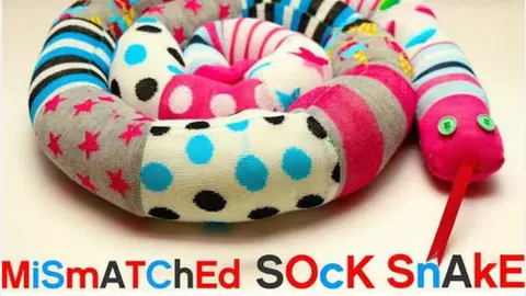 Jucării creative: cum să faci un șarpe din șosete