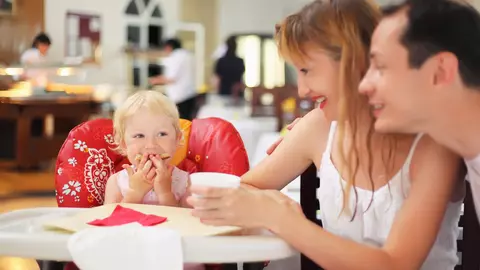 Când ieși cu bebe la masă, în oraș