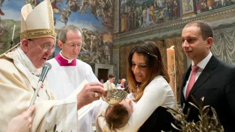 La botez: Papa Francisc le roagă pe mame să nu lase copiii nemâncați 