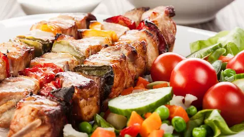 Frigărui cu pui și legume