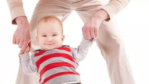 Bebelușul la un an: primii pași independenți