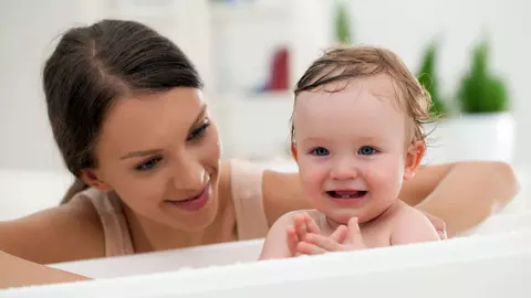 De ce le place bebelușilor baia