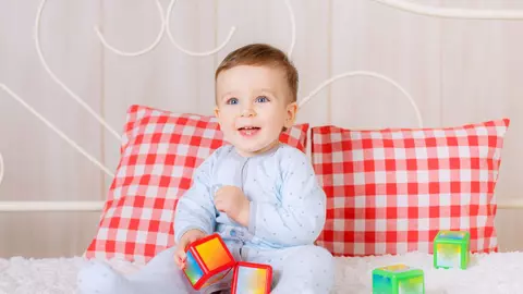 0-1 an: jocuri cu cuburi 