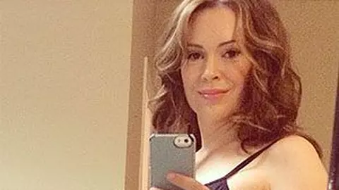 Alyssa Milano - selfie cu burtică