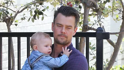 Cu bebelușul în brațe - cui îi stă mai bine?