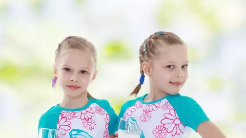 Aleargă, se joacă? Ai grijă să se hidrateze corespunzător