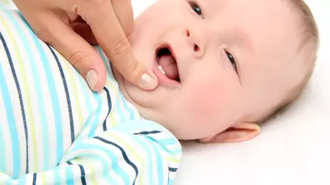 5 indicii că îi ies primii dințișori