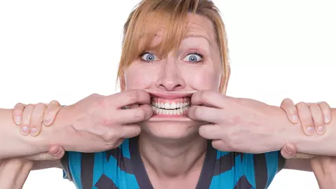 De ce îți sângerează gingiile