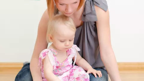 Cum stimulezi dezvoltarea simțurilor bebelușului