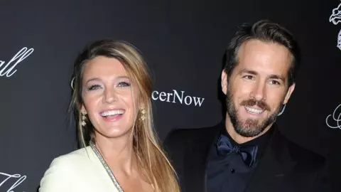 Blake Lively - sexy cu burtică