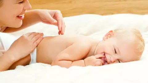 Cum să faci corect masajul bebelușului