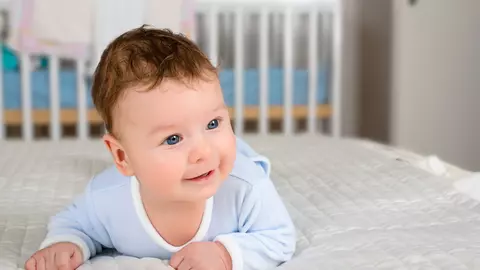 De ce să așezi bebelușul pe burtică