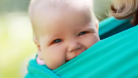 Poartă-ţi bebeluşul – iată cât e de important 