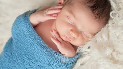 De ce e bun înfăşatul bebeluşului