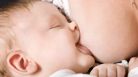 Bebe adoarme doar la sân