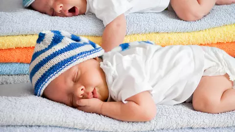 Cum să îi ajuți pe gemeni să doarmă mai bine