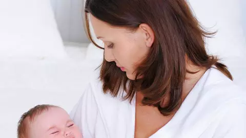 Cum hrănești un bebeluș agitat