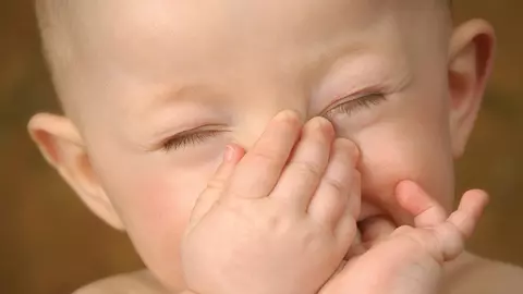 Cum aspiri corect secreţiile nazale ale bebeluşului