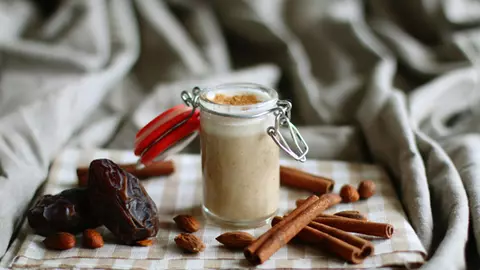 Lapte de migdale şi curmale cu scorţişoară