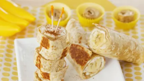 Rulouri calde cu banane, miere şi scorţişoară