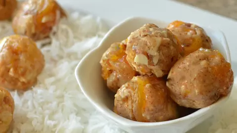 Bomboane sănătoase cu migdale şi caise uscate