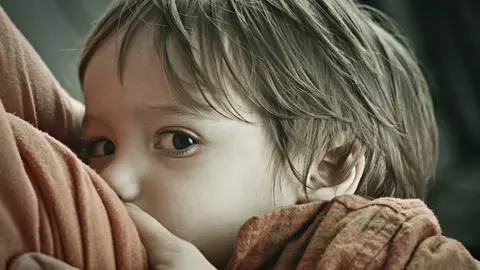 Isi alapteaza copilul de 6 ani si declara ca este perfect normal