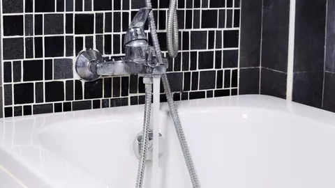 Tragedie pentru o familie din Timișoara după ce băiatul lor de 6 ani a murit electrocutat în cadă. Ce s-a întâmplat cât mama l-a lăsat singur în baie