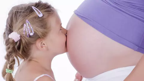 O mamă a încremenit când a realizat cum s-a folosit un pervers de poza postată de ea pe Facebook