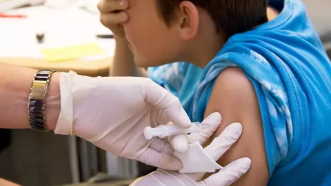 Copiii ar putea fi vaccinați fără a fi anunțați părinții