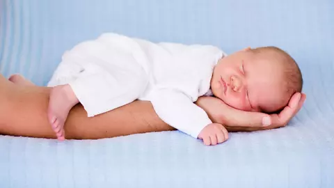 Un bebelus a murit sufocat in timp ce dormea cu tatal sau