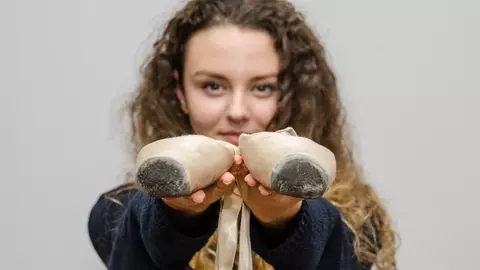 Mica balerină care vrea să cucerească lumea mare a baletului