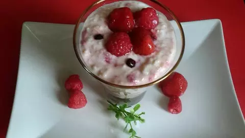 Desert sau mic dejun delicios, sănătos și rapid. Hrișcă sau bulgur cu iaurt și fructe