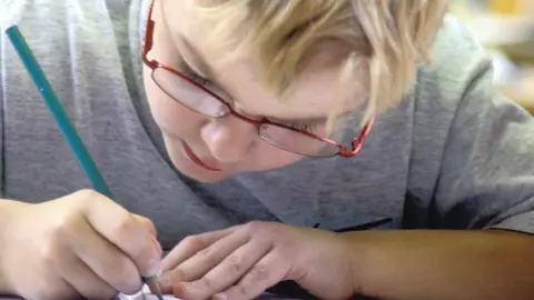 Scrisoarea emoționantă a unui băiețel către judecătorul care decide eliberarea mamei sale din închisoare