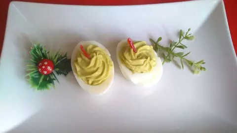 Aperitiv rapid, din trei ingrediente: Ouă umplute cu pastă de avocado