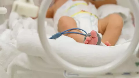 Un băiețel a murit și sora lui se află în stare gravă. Cu ce îi hrănea mama