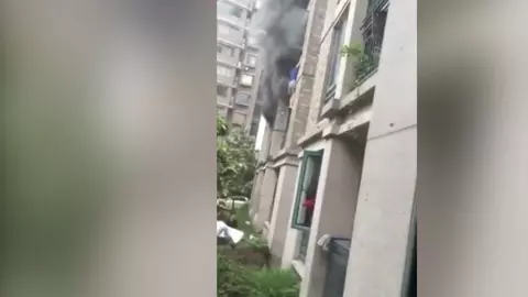 Si-a aruncat copilul pe geam. Gestul disperat al unui tatic | VIDEO