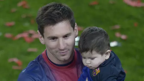 Pe teren alături de tații lor. Cele mai frumoase imagini cu copiii fotbaliștilor celebri | FOTO