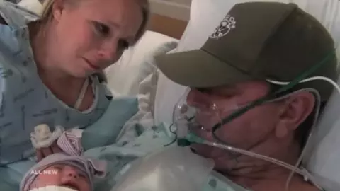 Imagini emoționante. Soțul ei era pe moarte, așa că le-a cerut medicilor să-i inducă travaliul | VIDEO