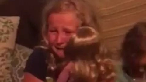 Imagini emoționante. Cum reacționează o fetiță cu handicap când primește o păpușă cu proteză | VIDEO