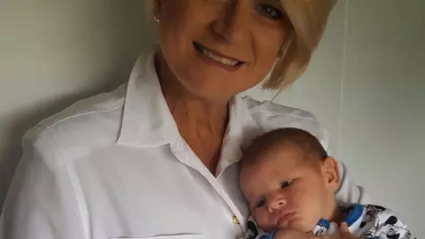 O femeie de 46 de ani și-a născut propriul nepot, pentru că fiica ei nu putea naște | FOTO